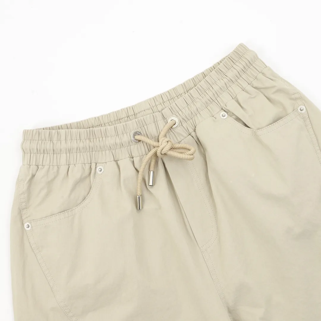 🅿️330 CD x Stone Island/Dior Stone Island joint logo shorts The fabric is made of custom-made woven fabric, which is silky and super soft compared to the original. The texture and strands of the fabric are clear and obvious, and the drape is first-class. The workmanship is exquisite and meets the foreign trade export standards. There are 4.5 stitches per centimeter. Every seam is pressed with open stitching, and the stitching is as neat as a ruler. , Made of woven floral cotton ribbon, the weaving is tight and soft to the touch. The embroidery process uses Behringer embroidery machines, which makes the embroidery colors more full and the embroidery more three-dimensional. The upper body effect is good, the same style for men and women, simple and versatile, purchasing heavyweight items, feel free to compare the quality of any on the market! Size：XS-L